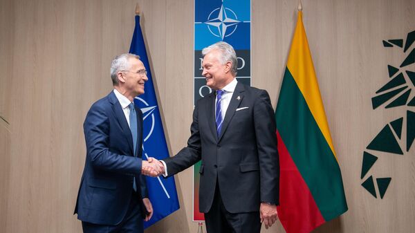 Генеральный секретарь НАТО Йенс Столтенберг и президент Литвы Гитанас Науседа накануне саммита НАТО в Вильнюсе - Sputnik Литва