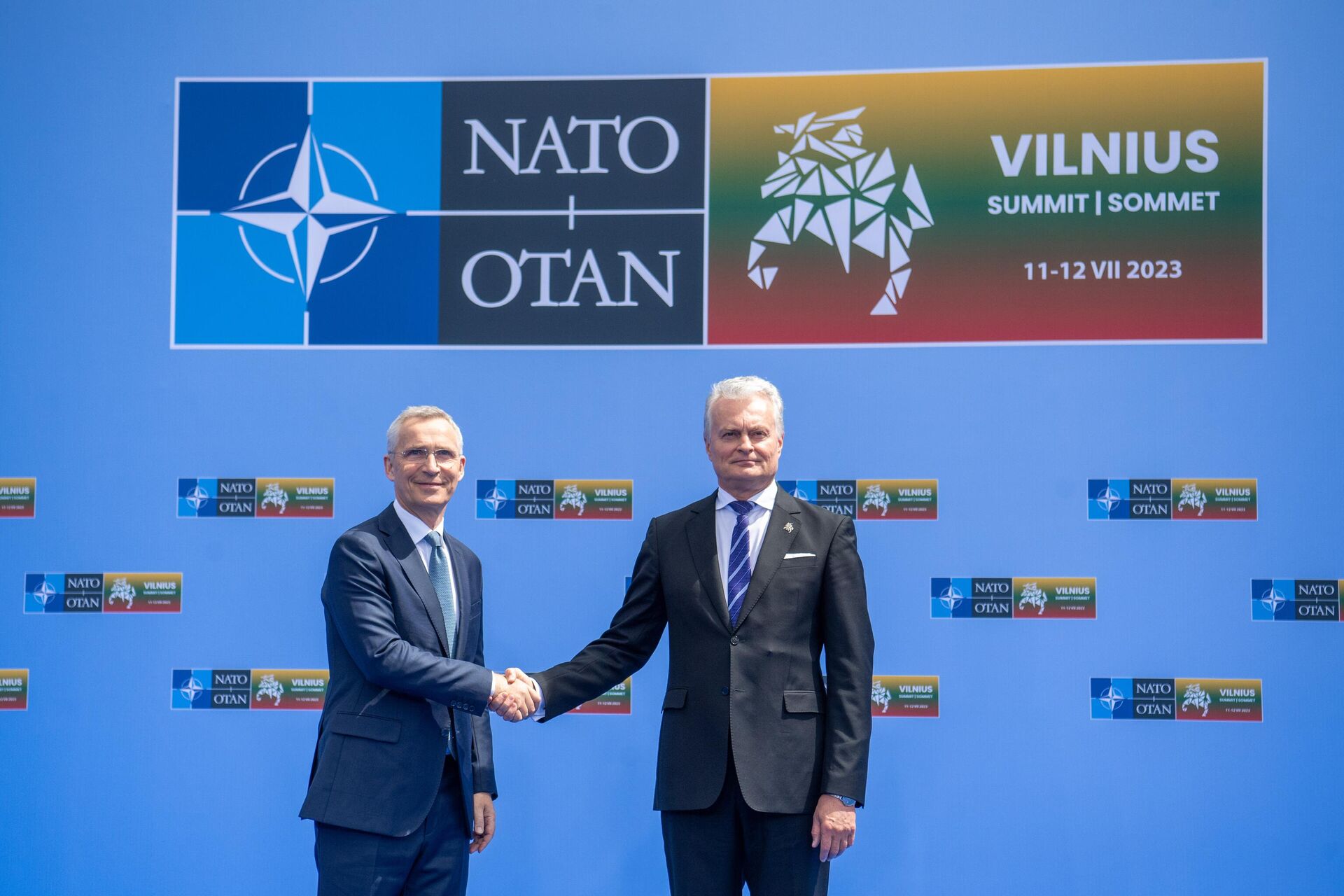 Генеральный секретарь НАТО Йенс Столтенберг и президент Литвы Гитанас Науседа накануне саммита НАТО в Вильнюсе - Sputnik Литва, 1920, 10.07.2023