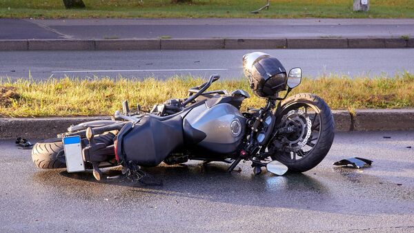 Разбитый мотоцикл лежит на дороге, архивное фото - Sputnik Литва