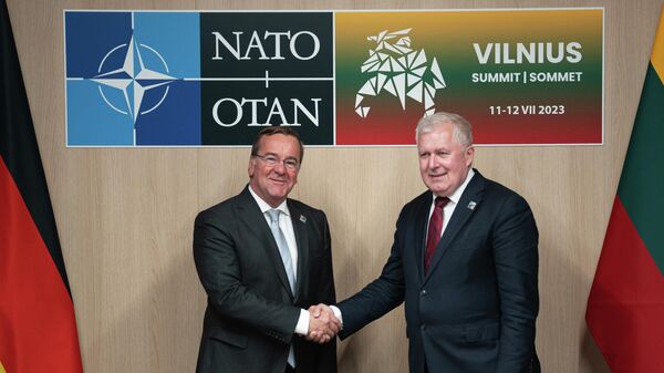 Министр обороны Германии Борис Писториус и министр обороны Литвы Арвидас Анушаускас на саммите НАТО в Вильнюсе - Sputnik Литва