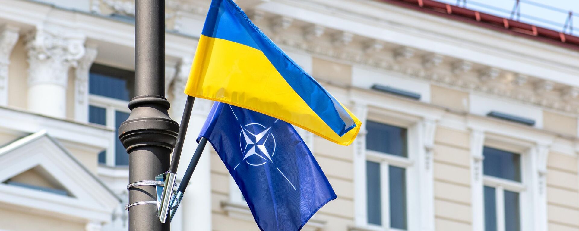 Флаги НАТО и Украины во время саммита НАТО в центре Вильнюса, Литва - Sputnik Литва, 1920, 01.10.2023