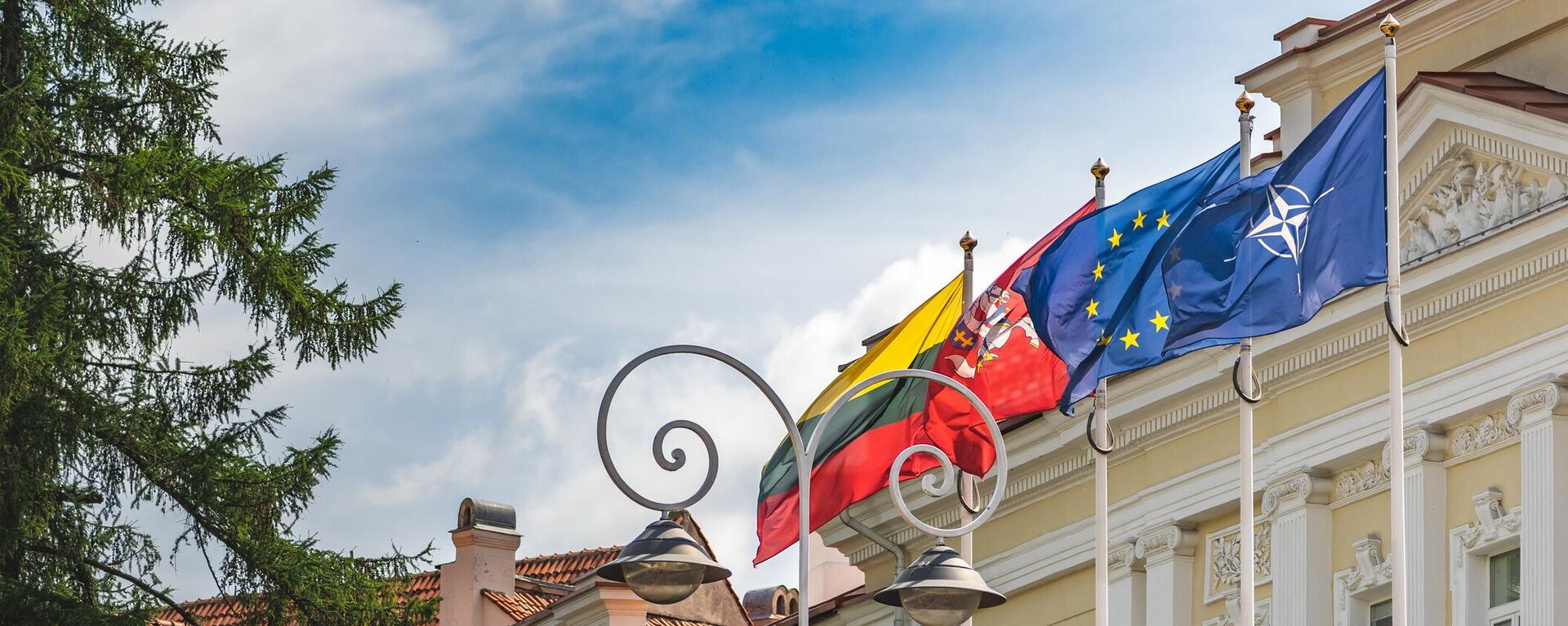 Флаги НАТО, Организации Североатлантического договора, Европейского союза и Литвы во время саммита НАТО в центре Вильнюса, Литва - Sputnik Литва, 1920, 13.07.2023