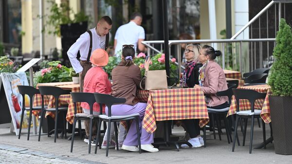 Посетители кафе в Вильнюса, архивное фото - Sputnik Литва