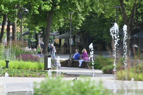На фото: жители города любуются фонтанами на площади Лайсвес. - Sputnik Литва