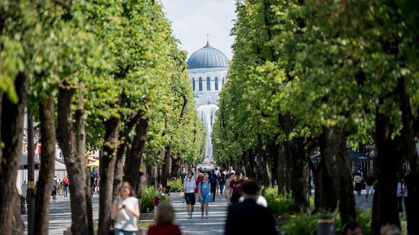 Аллея Свободы в Каунасе, вид на церковь Святого Михаила Архангела, архивное фото - Sputnik Литва