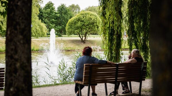 Пожилые женщины в парке Каунаса, архивное фото - Sputnik Литва