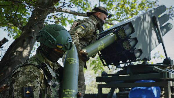 Украинские солдаты у хорватской реактивной системы залпового огня RAK-SA-12 - Sputnik Литва