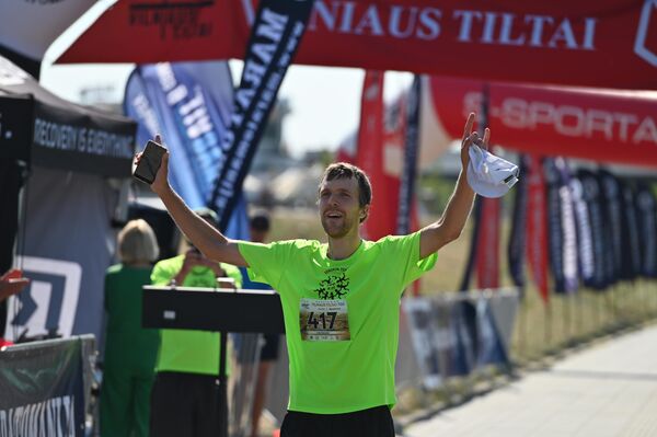 На фото: победитель марафона Иван Кутыркин преодолевший дистанцию за два часа 54 минуты 29 секунд. - Sputnik Литва