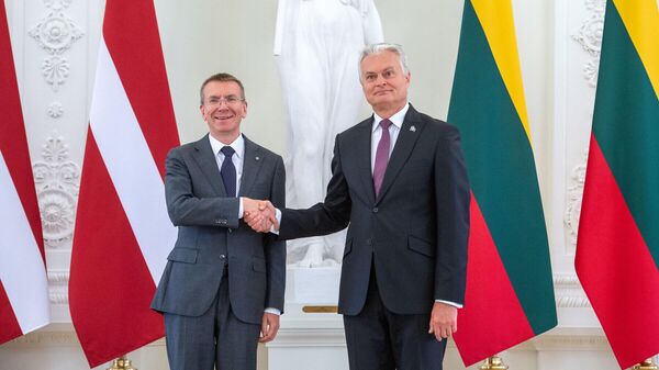 Президент Литвы Гитанас Науседа (справа) и президент Латвии Эдгарс Ринкевичс - Sputnik Литва
