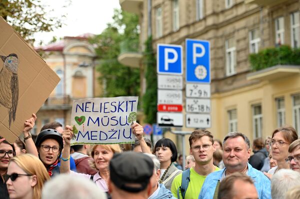 Люди принесли в сквер на улице Басанавичюса плакаты.  - Sputnik Литва