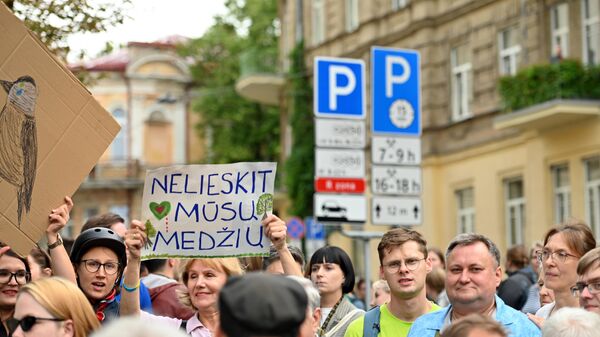 Собрание жителей из-за вырубки деревьев в Вильнюсе  - Sputnik Литва