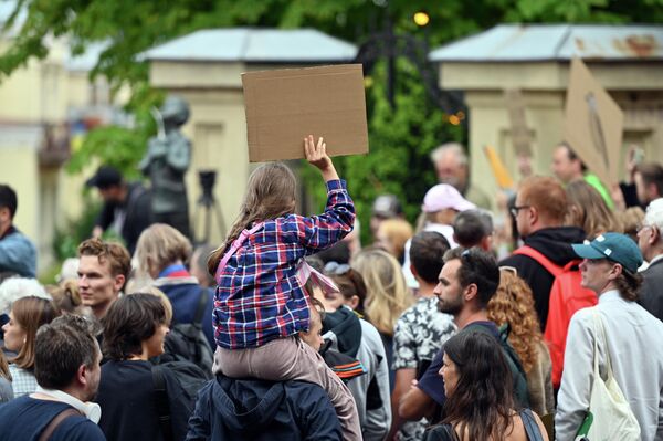Жители Вильнюса пришли на собрание, чтобы выразить протест против  вырубки деревьев около памятника Ромену Гари.  - Sputnik Литва