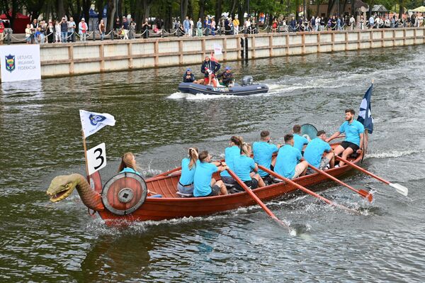 В рамках праздника состоялись гонки лодок-драконов, привлекшие внимание многих зрителей и болельщиков. - Sputnik Литва
