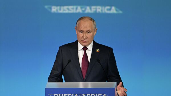 Президент РФ Владимир Путин выступает на пленарном заседании Россия - Африка - Sputnik Литва