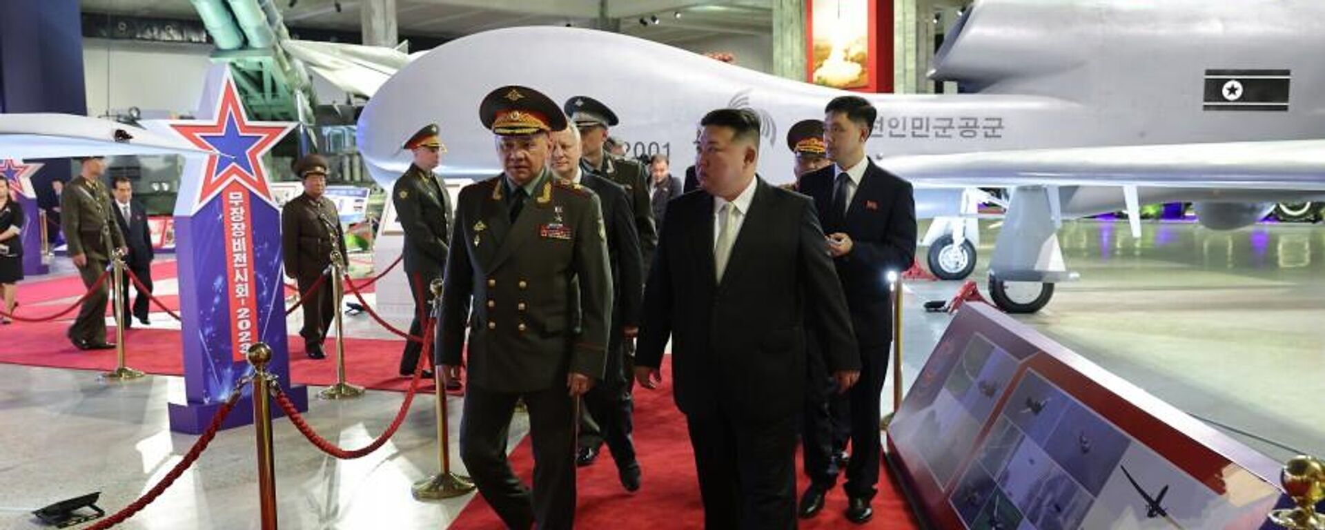 Сергей Шойгу и Ким Чен Ын на выставке новейших вооружений в КНДР - Sputnik Литва, 1920, 28.07.2023