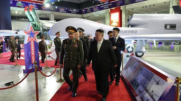 Сергей Шойгу и Ким Чен Ын на выставке новейших вооружений в КНДР - Sputnik Литва