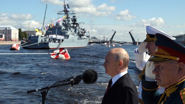 Президент РФ Владимир Путин на параде по случаю ВМФ России  - Sputnik Литва