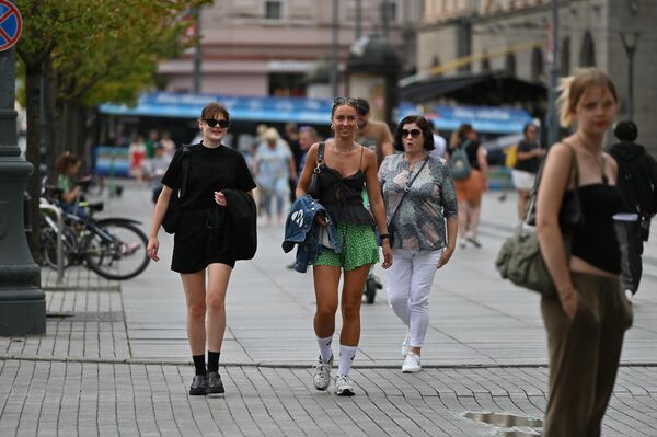 На фото: девушки прогуливаются по центру Вильнюса. - Sputnik Литва