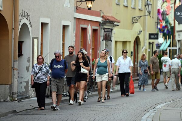 На фото: группа туристов в Старом городе Вильнюса. - Sputnik Литва