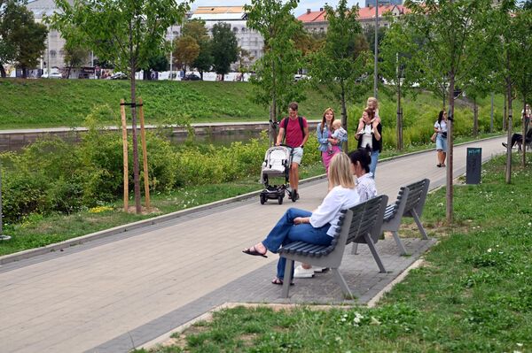 Некоторые жители города предпочитают прогулки в парках, устраивать пикники на зеленой зоне. - Sputnik Литва