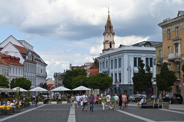 На фото: туристы прогуливаются по Ратушной площади. - Sputnik Литва
