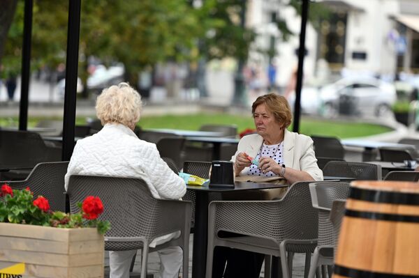 На фото: посетители летних кафе. - Sputnik Литва