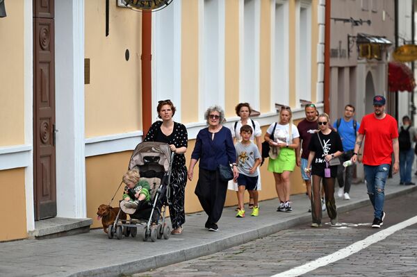 На фото: взрослые с детьми и домашними животными прогуливаются по улочкам Вильнюса. - Sputnik Литва