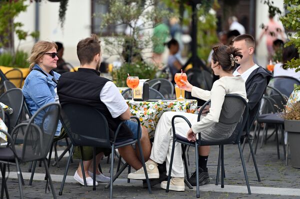Хорошая погода позволила насладиться беседами в компании близких и друзей за столиками кафе на открытом воздухе.  - Sputnik Литва
