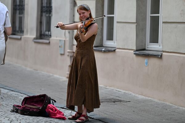 На фото: девушка играет на скрипке на одной из улочек Старого города. - Sputnik Литва