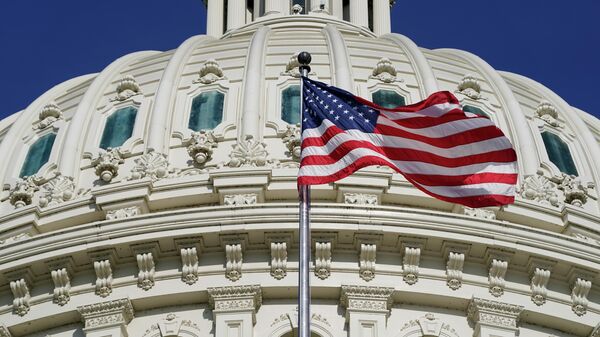  Флаг США развевается у Капитолия в Вашингтоне, архивное фото - Sputnik Литва
