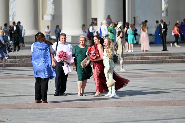 На фото: выпускница польской школы фотографируется с семьей на Кафедральной площади. - Sputnik Литва