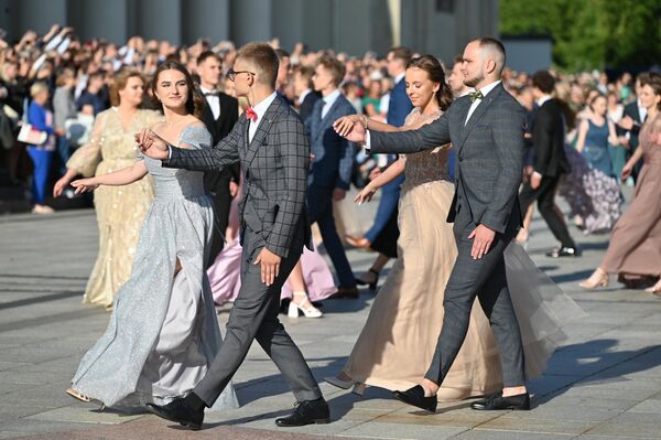 В этом году в массовом танце приняли участие выпускники шести польcких школ столицы. - Sputnik Литва