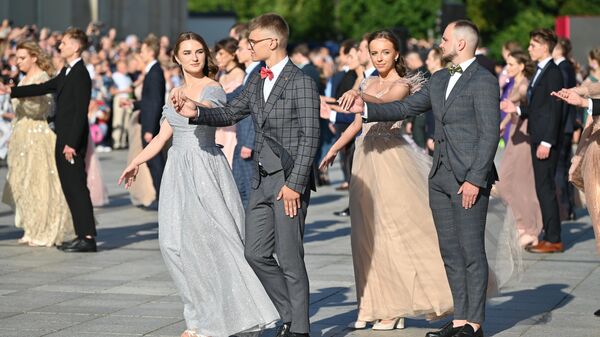 Выпускники школ исполнили ежегодный танец Полонез Огинского на Кафедральной площади в Вильнюсе - Sputnik Литва