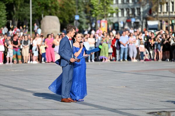 Мероприятие прошло на Кафедральной площади и привлекло внимание многих жителей столицы. - Sputnik Литва