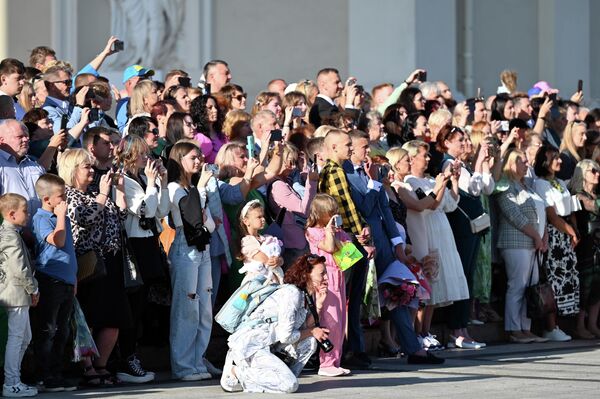 Многие семьи вместе с детьми пришли посмотреть, как выпускники польских школ танцуют полонез Огинского в самом центре Вильнюса. - Sputnik Литва