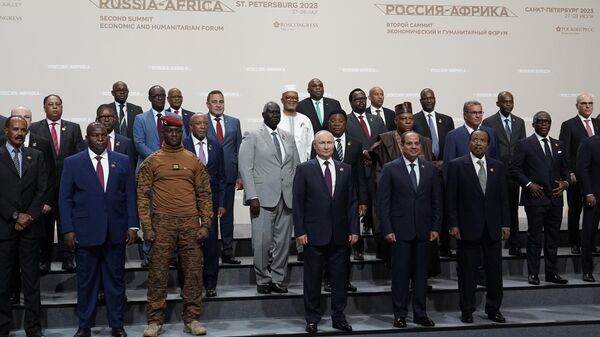 Президент РФ Владимир Путин во время фотографирования с главами делегаций — участниками II саммита Россия — Африка - Sputnik Литва