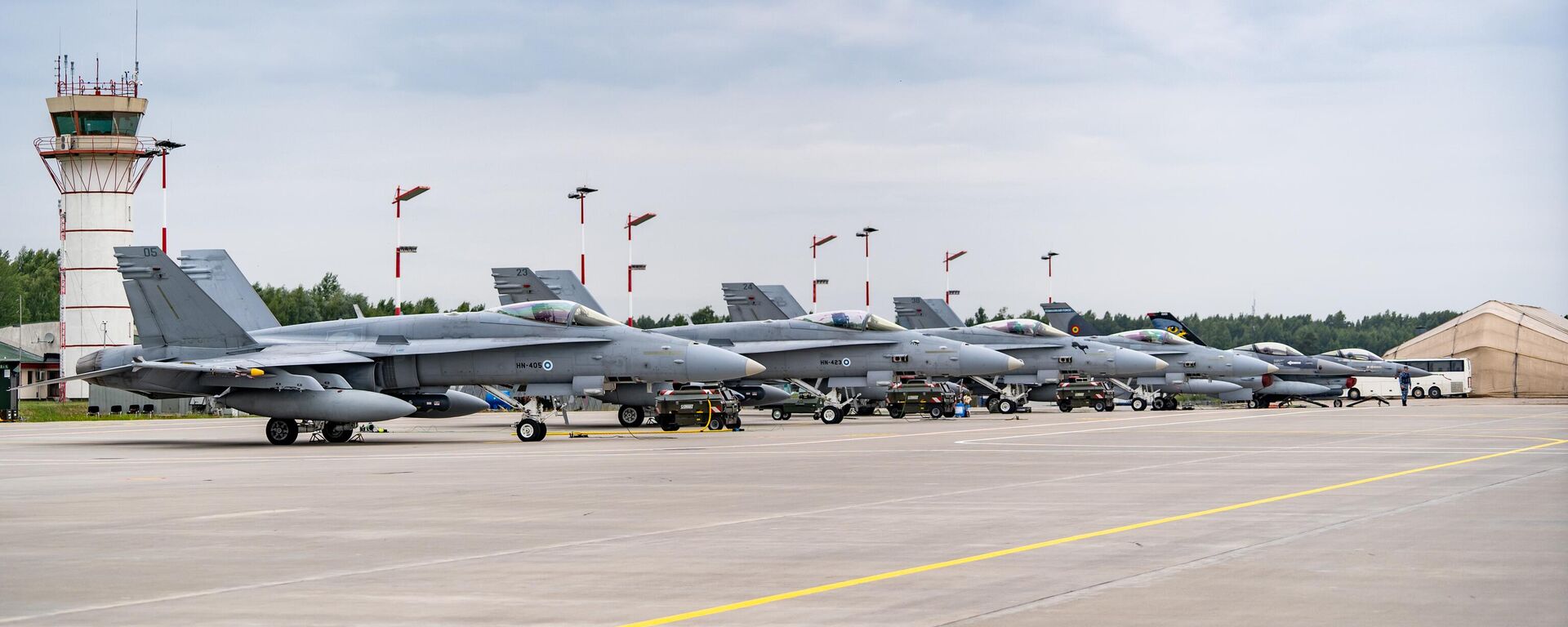 Группа финских, португальских и румынских истребителей на взлетно-посадочной полосе авиабазы Шяуляй, Литва. - Sputnik Литва, 1920, 01.04.2026