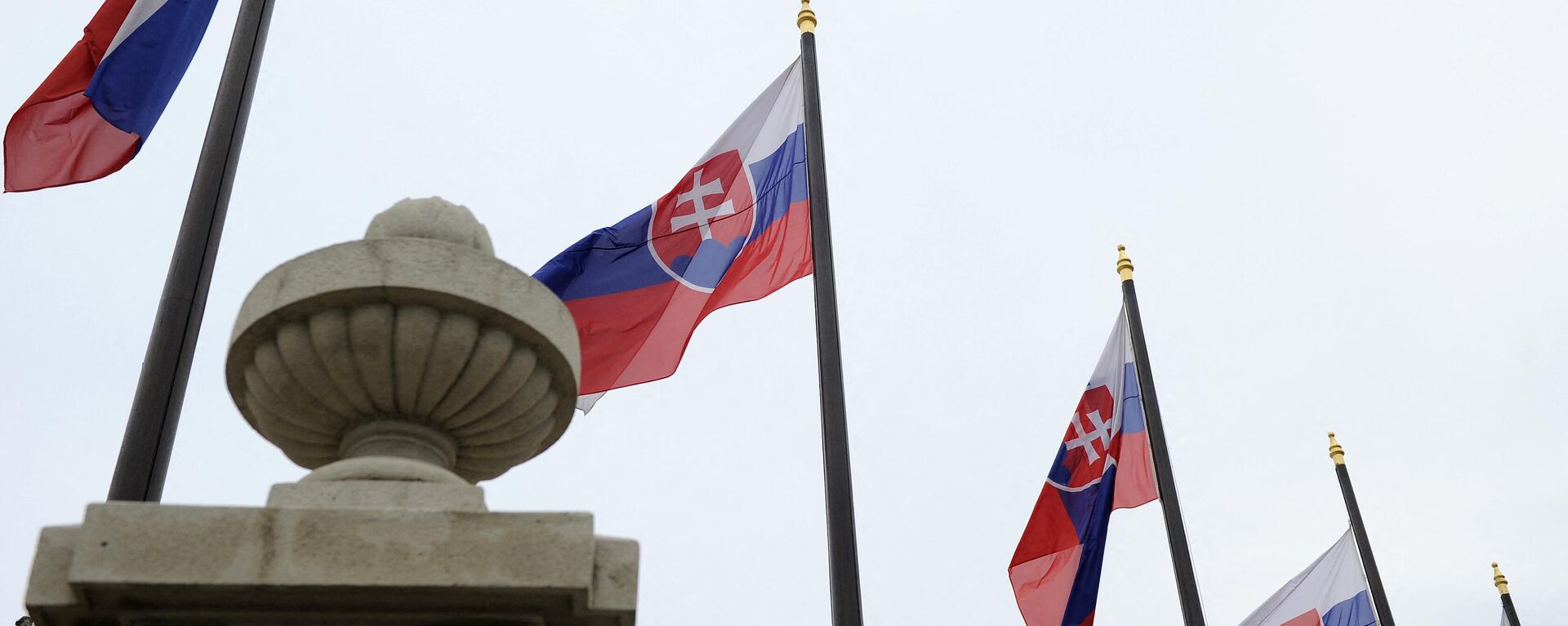 Государственные флаги Словакии в Братиславе, архивное фото - Sputnik Литва, 1920, 15.08.2023