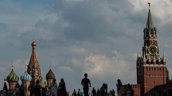 Люди гуляют на Красной площади в Москве - Sputnik Литва