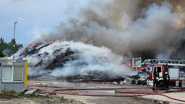 Тушение пожара на предприятии по переработке отходов Ecoservice в Вильнюсе - Sputnik Литва