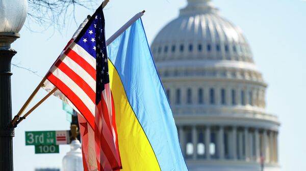 Флаги Украины и США у здания Капитолия в Вашингтоне, архивное фото - Sputnik Литва