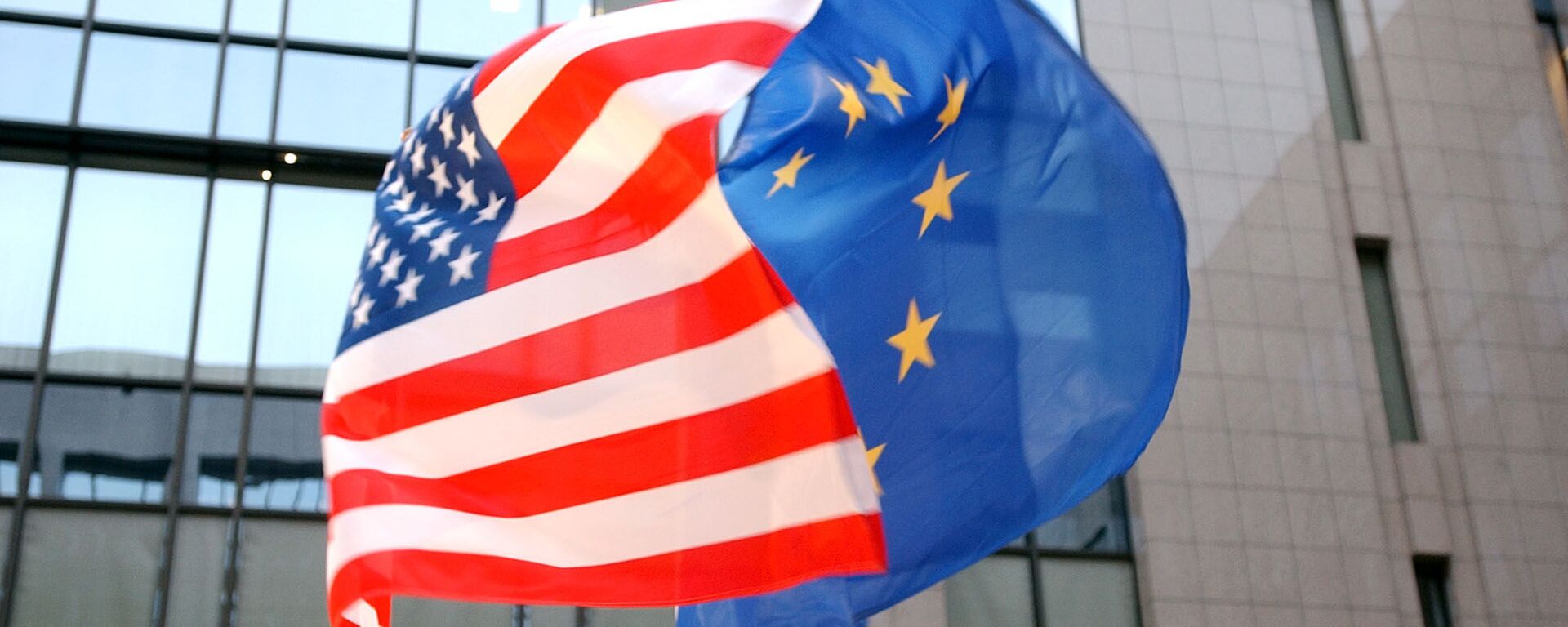 Флаги США и Евросоюза на здании Европейского парламента в Брюсселе, архивное фото - Sputnik Литва, 1920, 25.05.2024