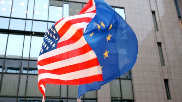 Флаги США и Евросоюза на здании Европейского парламента в Брюсселе, архивное фото - Sputnik Литва
