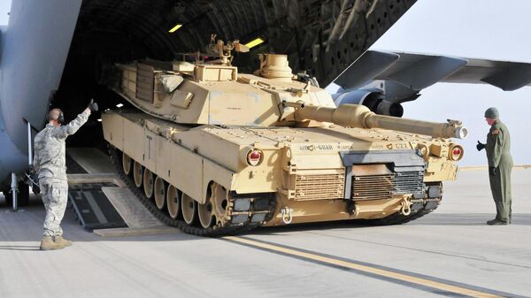 Американские военнослужащие грузят танк M1A2 SEP (V2) Abrams на военно-транспортный самолетC-17 Globemaster, архивное фото - Sputnik Литва