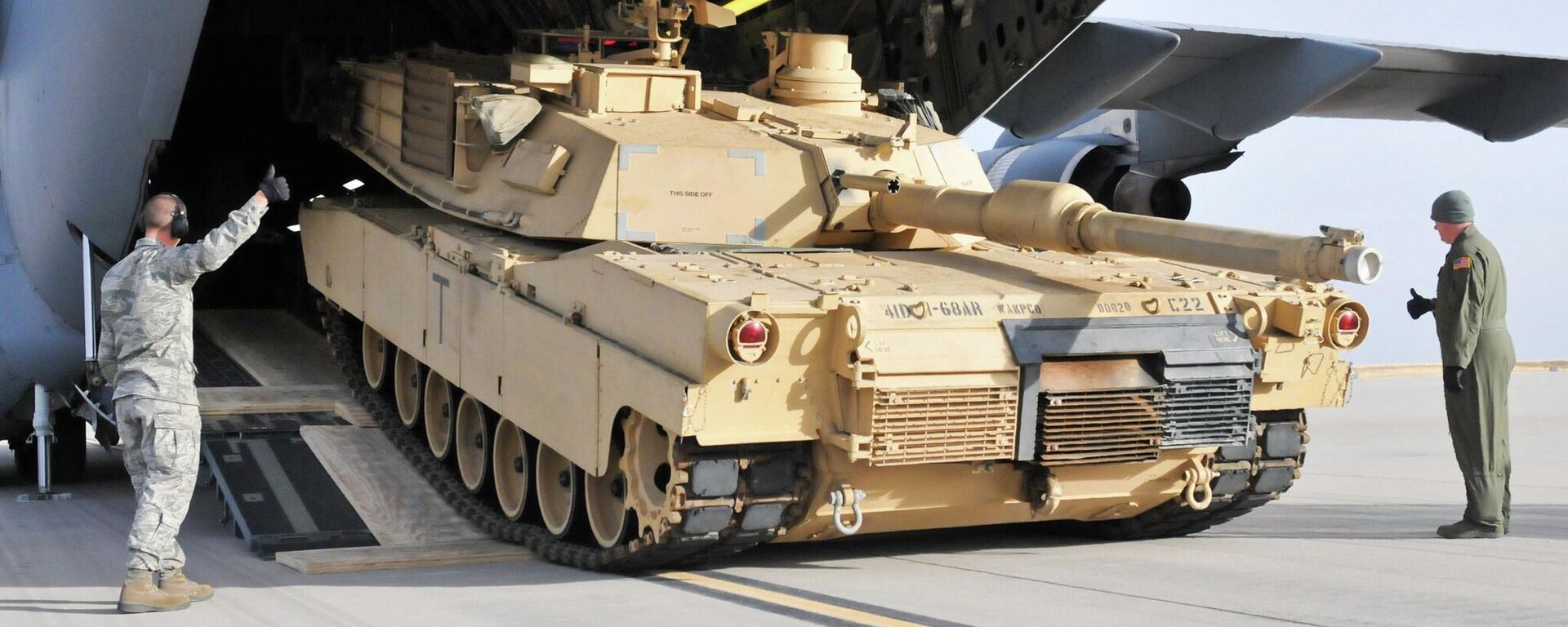 Американские военнослужащие грузят танк M1A2 SEP (V2) Abrams на военно-транспортный самолетC-17 Globemaster, архивное фото Американские военнослужащие грузят танк M1A2 SEP (V2) Abrams на военно-транспортный самолетC-17 Globemaster, архивное фото - Sputnik Литва, 1920, 13.06.2026