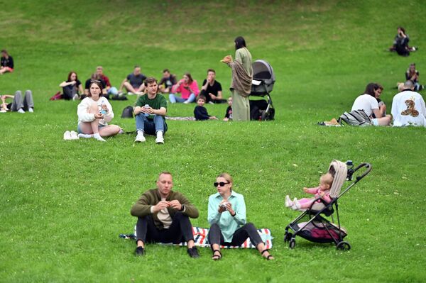 На фото: гости фестиваля расположились на горке неподалеку от места прохождения мероприятия. - Sputnik Литва