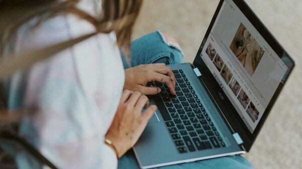 Девушка работает за ноутбуком, архивное фото - Sputnik Литва