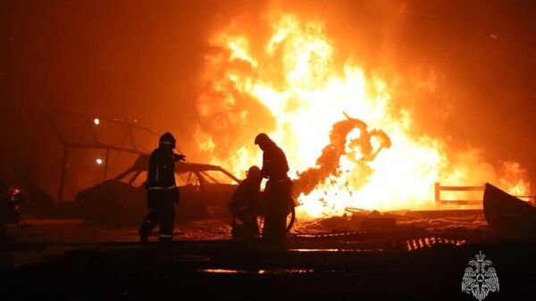 Тушение пожара на АЗС на окраине Махачкалы - Sputnik Литва