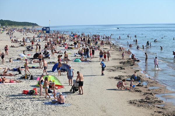 На фото: отдыхающие на пляже в Паланге. - Sputnik Литва