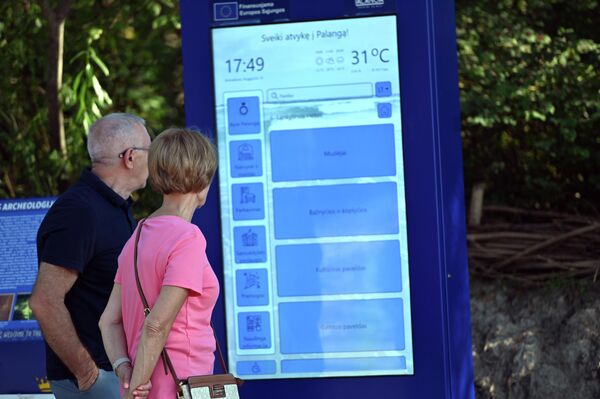 На фото: туристы стоят возле информационного стенда. - Sputnik Литва